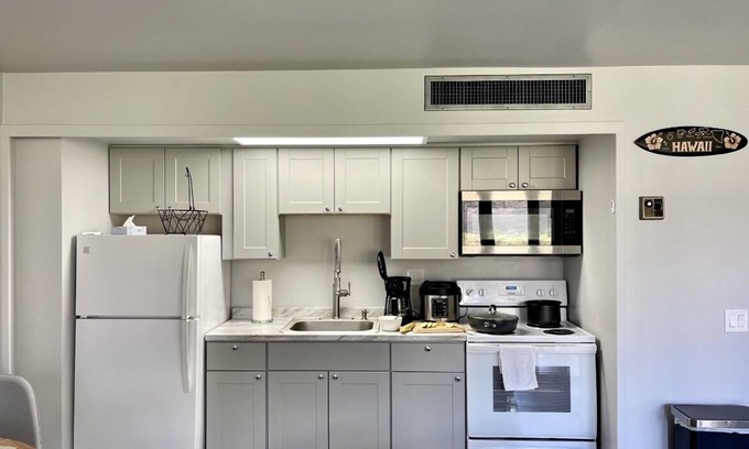 Makaha Condo | Beautifully Remodeled studio Makaha Valley Towers