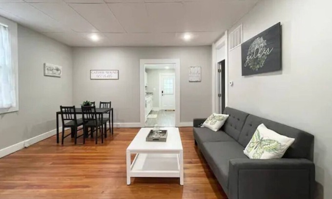 Franklin House | Beautifully Remodeled 2bd/2ba, Sleeps 7!