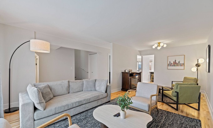 Des Plaines House | Beautifully Renovated 4 bedroom/2.1 Bathroom Townhome in Des Plaines!