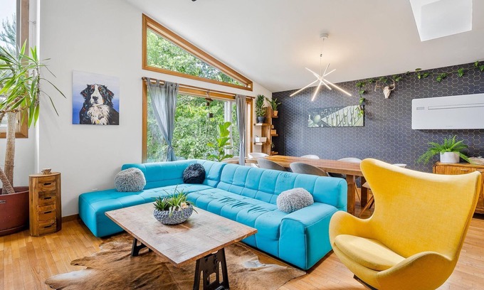 Pemberton House | Beautifully renovated 3 bedroom home w/hot tub