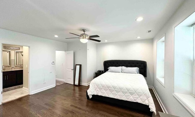Grand Boulevard House | Beautifully Renovated House 10 mins from Downtown