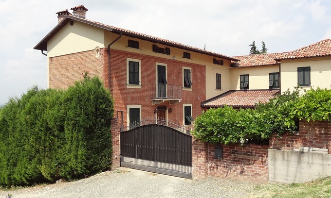 Fontanile House | Beautifully restored character farmhouse in medieval hilltop village in Piedmont