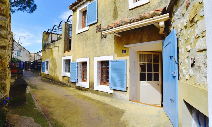 Sablet House | Beautifully Restored Village House With Sunny Terrace Overlooking Church Gardens