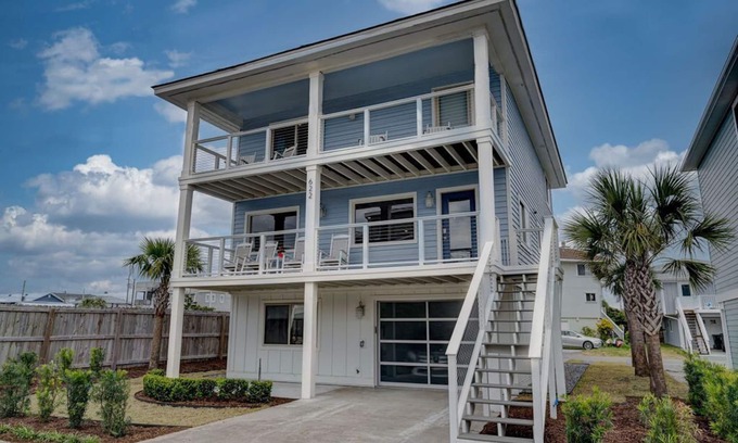 South End House | Beautifully Renovated 4BR Home/2nd Row/Ocean Views + Parking for 5 vehicles