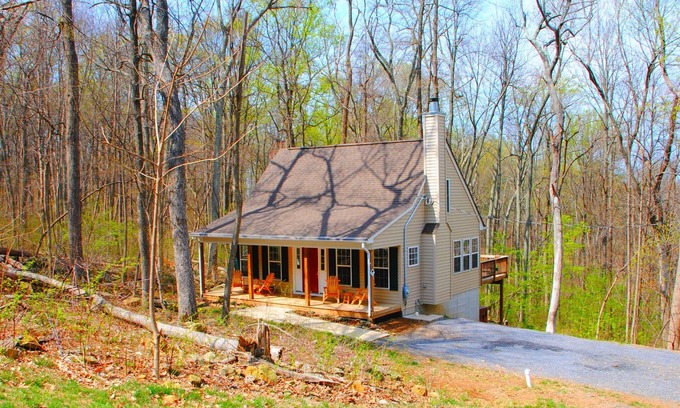 Front Royal House | Beavers Hill Cottage a Mountain getaway in Virginia Wine country! W/hot tub