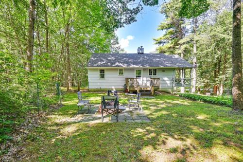 Sherwood Forest House | Becket Home with 3-Season Porch Walk to Lake Access