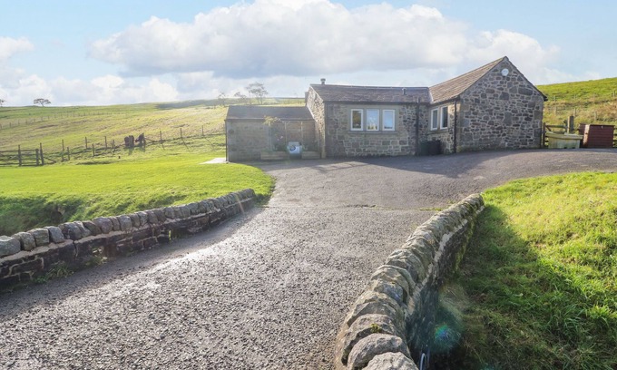 Sutton-in-Craven Cottage | BECKSIDE COTTAGE, romantic, with hot tub in Cowling