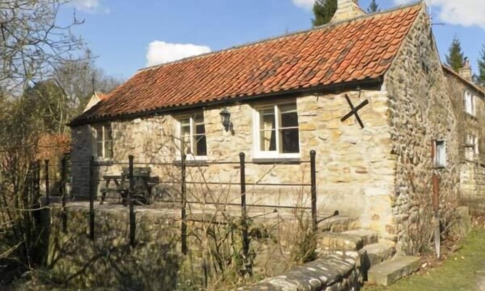 Lastingham Cottage | BECKSIDE, luxury holiday cottage, with a garden in Lastingham