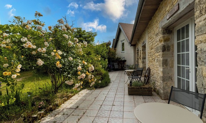 Auriac-du-Perigord Bed & Breakfast | Bed and Breakfast 'Chambre Chardon' with Shared Terrace and Shared Garden