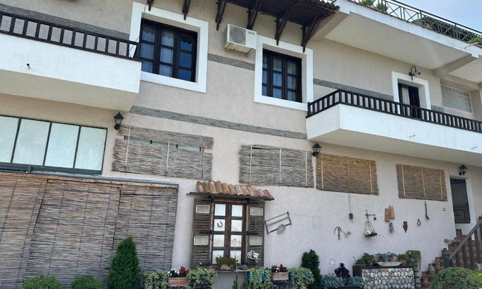 Berat House | bed & breakfast Local Living Edi