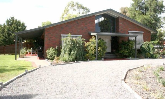 Swan Hill Bed & Breakfast | Bed of Roses-A Perfect Place for Families&Couples