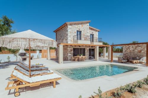 Ano Vasilikos Villa | Bedrock beachside villa with private pool