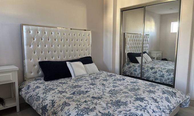 San Fernando House | Bedroom and bathroom in a quiet townhouse.