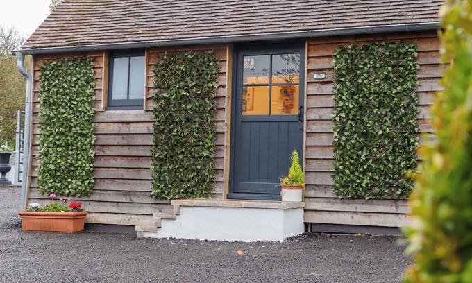 Etchinghill Cottage | BEE COTTAGE, pet friendly, with a garden in Lyminge