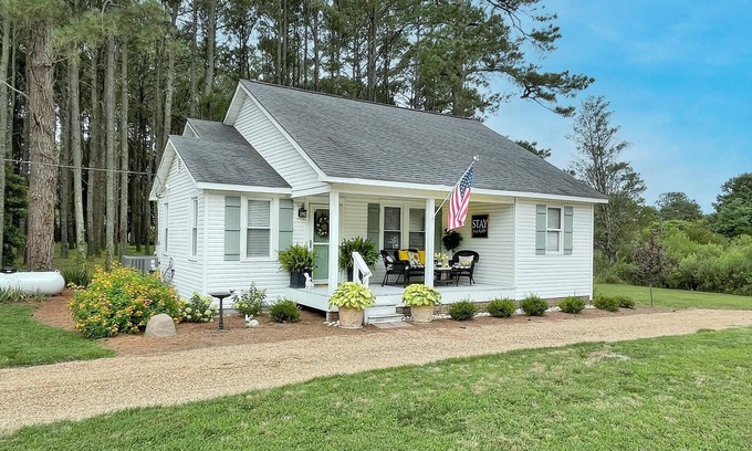 Schley House | "Bee Haven" Cottage Retreat Near Colonial Williamsburg