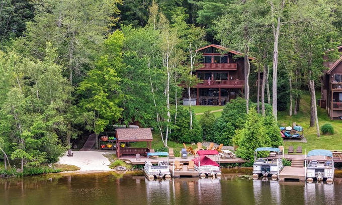 Drums House | Beech Mt Lakefront Gem! Hot Tub, Kayaks, Billiards