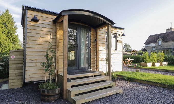 Kemble Cottage | BEECH, pet friendly, with a garden in Kemble