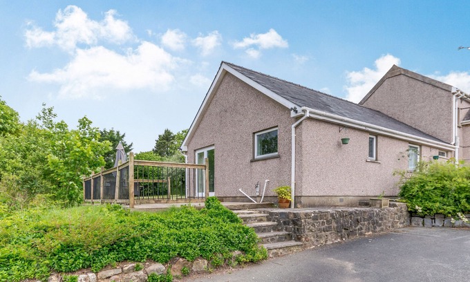 Llanybri Apartment | BEEFS PARK FARM ANNEXE, with a garden in Amroth