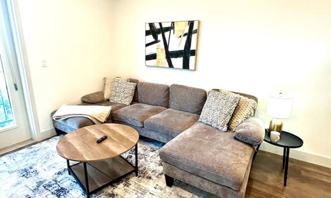 People's Freeway Apartment | Beehive Escape -Salt Lake City