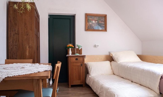 Ribnica Apartment | Beekeeping Kojek