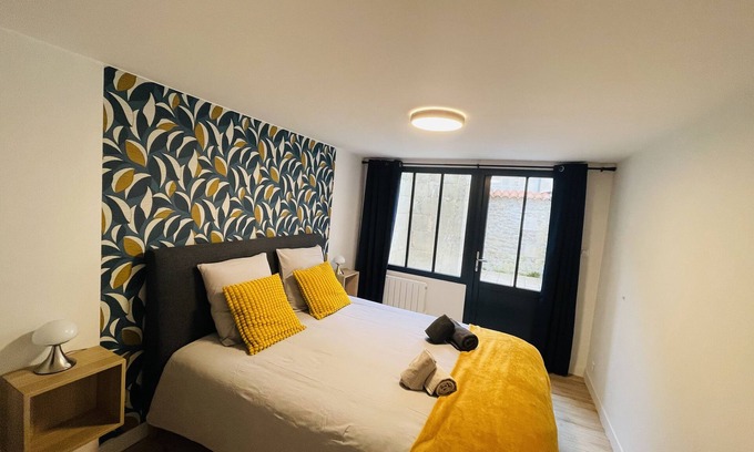 Saint-Jean-d'Angely Apartment | Bel Appartement Avec Cour Privée