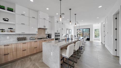 Downtown House | Bella Vista Uptown Family Retreat - Upscale - Rooftop Hot Tub