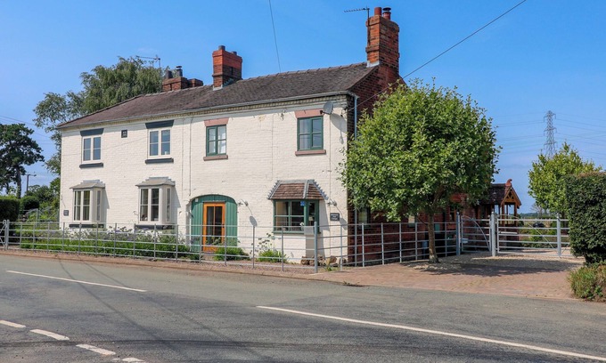 Rugeley Cottage | BELLAMOUR END COTTAGE, family friendly, with open fire in Rugeley