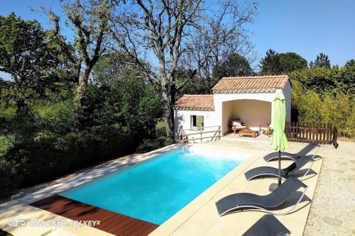Saint-Privat-de-Champclos Villa | Belle maison avec piscine et terrain entièrement clôturé
