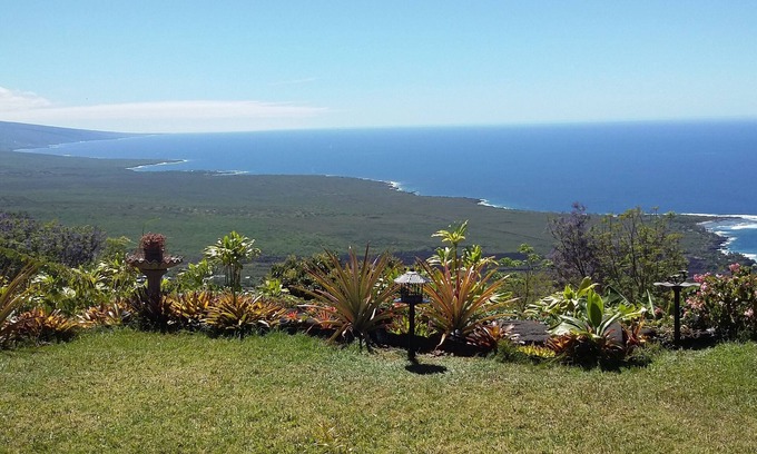 Honaunau-Napoopoo Bed & Breakfast | Belle Vue Kona B&B Orchid Suite - Breathtaking Views and Island Comfort