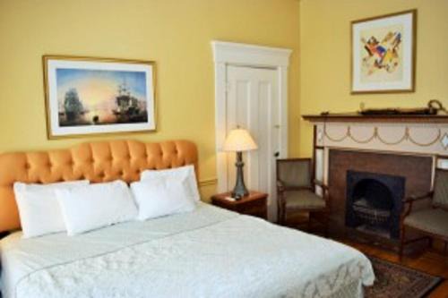 Top of the Hill Bed & Breakfast | Bellevue House