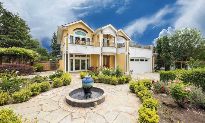Newport House | Bellevue Lake View | Magazine-Featured Villa