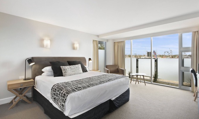 Lakes Entrance Hotel | Bellevue on the Lakes