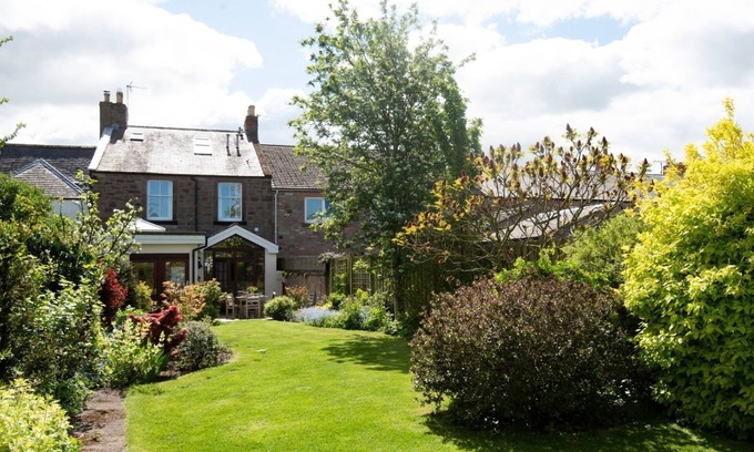 Norham House | BELVEDERE - sleeps 6, country comfort with all the charm of village life
