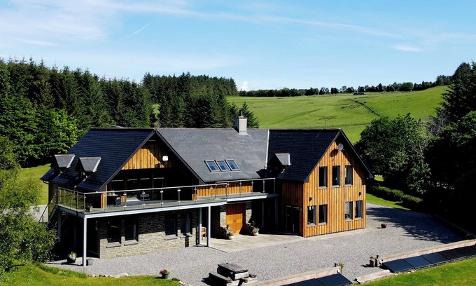 East Lewiston Cottage | BEN LUNA LODGE, pet friendly in Drumnadrochit, Loch Ness