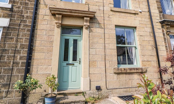 Padfield Cottage | BENEATH THE BEAMS, pet friendly, with a garden in Glossop
