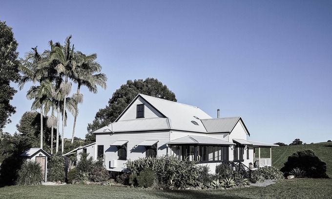 Clunes House | Benny’s Cottage Luxury hinterland accomodation & photo shoot location