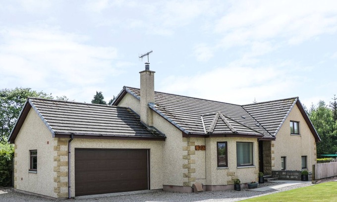 Marybank Cottage | BENVIEW HOUSE, pet friendly, with a garden in Muir Of Ord