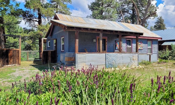 Winthrop House | Bernies-Dog Friendly, Cozy 2-bedroom house with River View in Winthrop, WA
