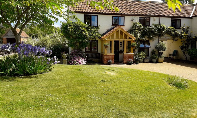 Blaisdon Cottage | BERRYS PLACE FARM COTTAGE, family friendly in Churcham