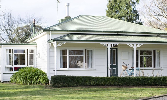Greytown Cottage | Berwick cottage - quaint country cottage - 1.4km to the heart of Greytown