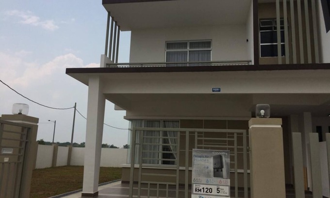 Daerah Kulai House | Beside Airport and Jogging Park . Sun and garden therapy
