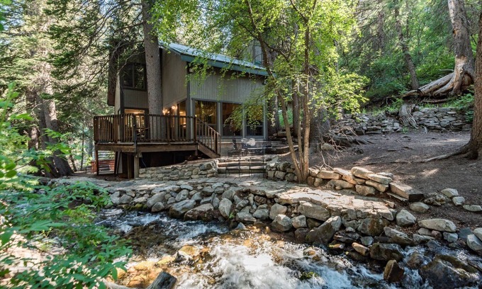 Sundance Cabin | BEST STREAM VIEWS, HOT TUB, PRIVATE SETTING, BIG PINE CANYON