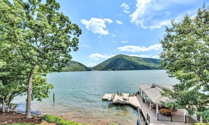 Huddleston House | BEST VIEW~Luxury 8500 Sq Ft~6 bedroom 5 Flex Rooms
