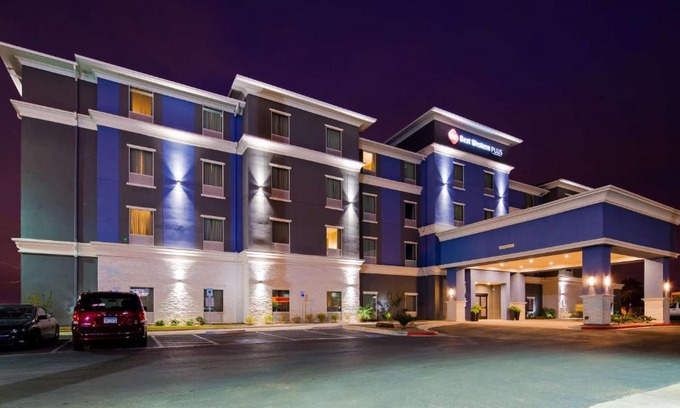 Western Division Hotel | Best Western Plus Laredo Inn & Suites