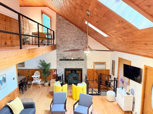 Smallwood Ski Chalet | Bethel Escape Hot Tub 4 beds Game Room and Fire pit Fully Stocked Kitchen