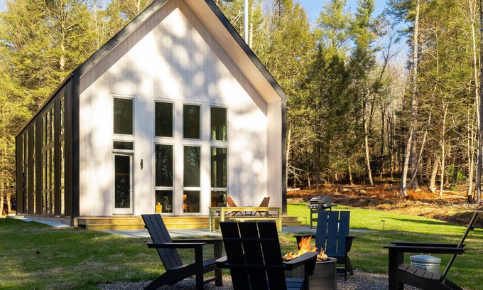 Jeffersonville House | Bethel Woods Escape: Hot Tub + Fire Pit