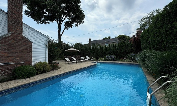 Woodbury House | Bethpage Black Ryder Cup Retreat/Spacious 4 bedroom w heated in-ground pool