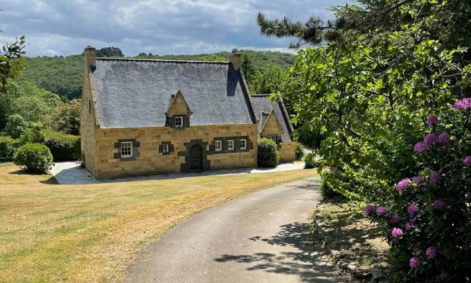 Logonna-Daoulas House | Between the sea and the countryside