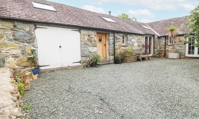 Llandwrog Cottage | BEUDY'R WENNOL, family friendly, luxury holiday cottage in Groeslon