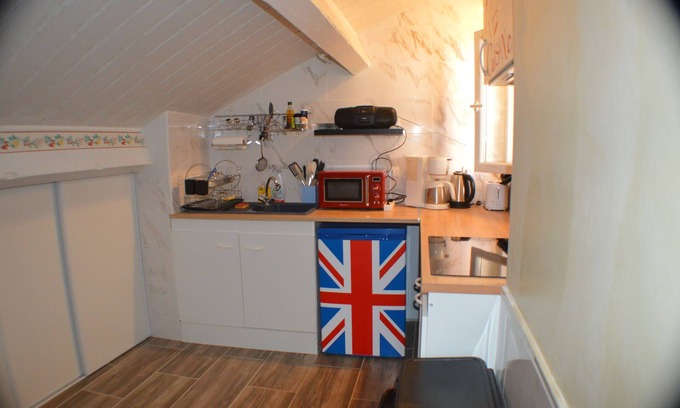 Beziers City Centre Apartment | Béziers Studio terrace with air conditioning and WIFI